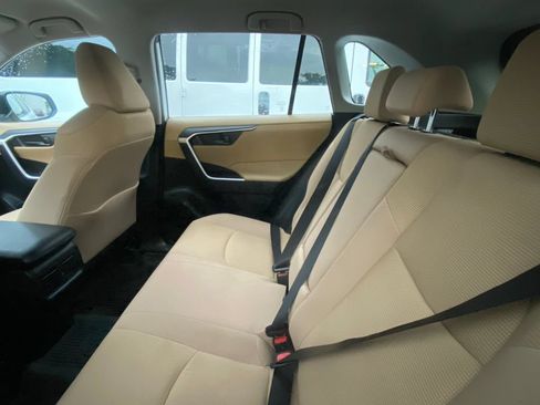 Used 2021 Toyota RAV4 LE AWD/4WD image 11