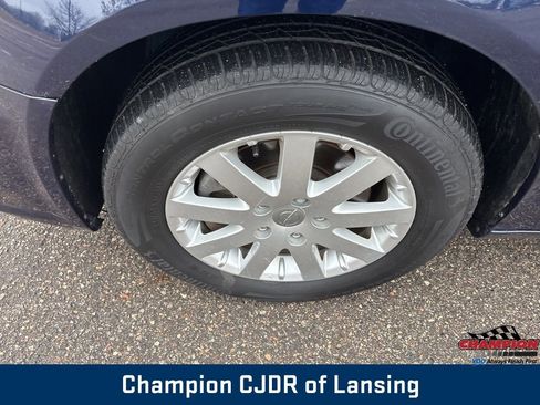 Used 2016 Chrysler Town & Country Touring image 2