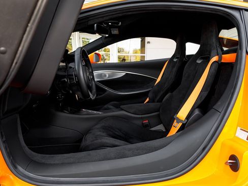 Used 2025 McLaren Artura RWD image 35