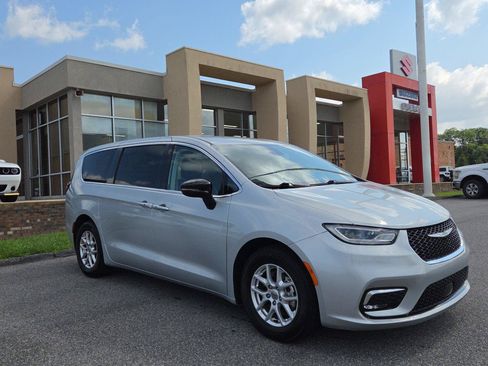 Used 2024 Chrysler Pacifica Touring-L FWD image 2