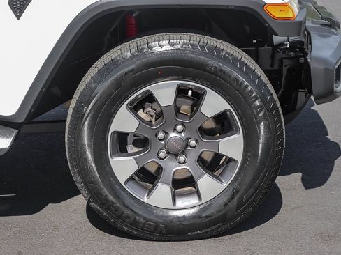 Used 2018 Jeep Wrangler Unlimited Sahara AWD/4WD image 11