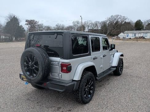 Used 2022 Jeep Wrangler Unlimited Sahara AWD/4WD image 5