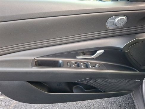 Used 2021 Hyundai Elantra Limited image 12