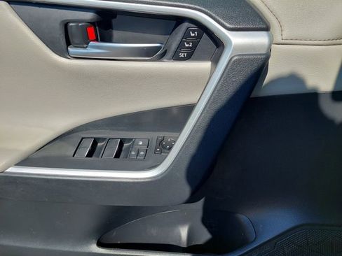 Used 2019 Toyota RAV4 Limited AWD/4WD image 17