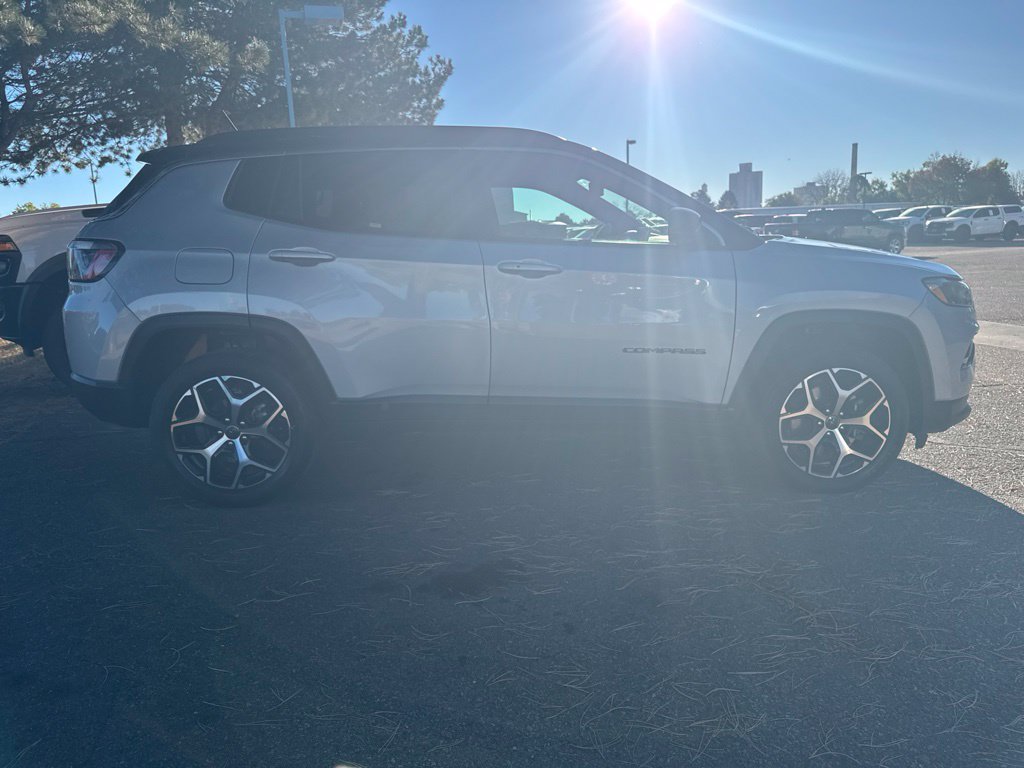 Used 2025 Jeep Compass Limited AWD/4WD image 5