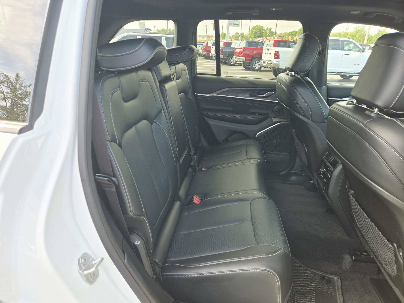 Used 2025 Jeep Grand Cherokee Overland AWD/4WD image 16