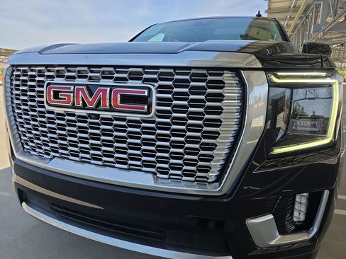 Used 2024 GMC Yukon Denali w/ Advanced Technology Package RWD image 32