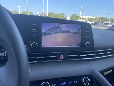 Used 2022 Hyundai Elantra SEL image 14