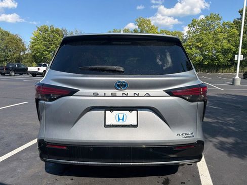 Used 2024 Toyota Sienna Platinum FWD image 4