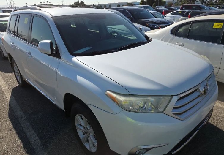 Used 2013 Toyota Highlander Plus FWD image 1