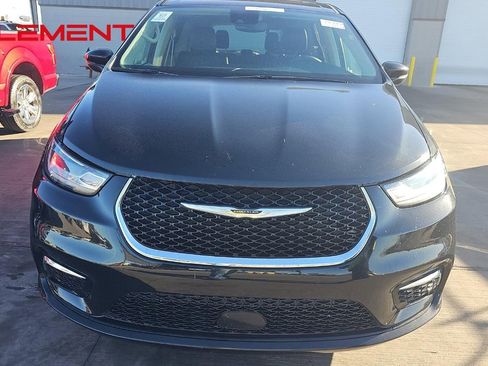 Used 2023 Chrysler Pacifica Touring-L image 2