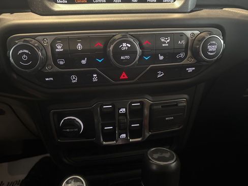 Used 2020 Jeep Wrangler Unlimited Sahara image 35