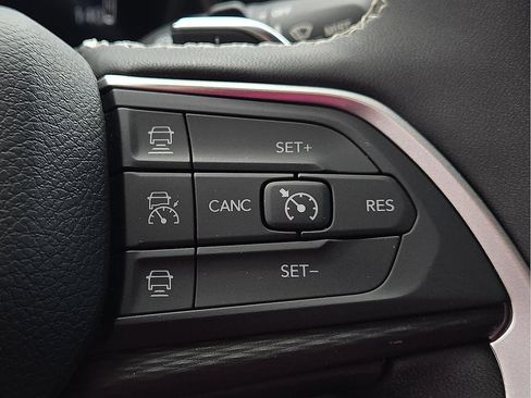 Used 2024 Jeep Grand Cherokee Altitude AWD/4WD image 17