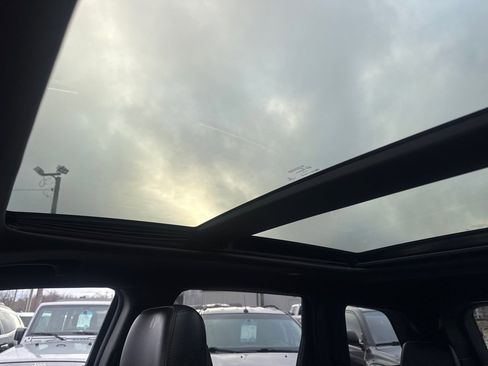 Used 2016 Jeep Grand Cherokee Limited w/ Luxury Group II image 17