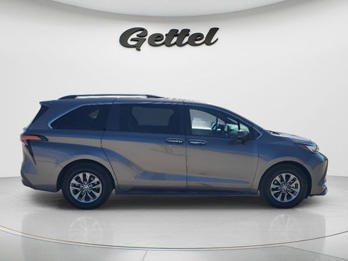 Used 2021 Toyota Sienna XLE w/ XLE Plus Package image 3