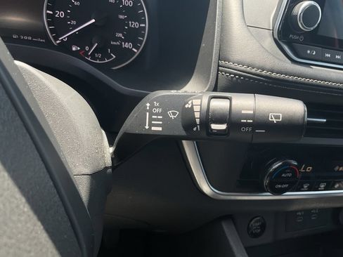 Used 2025 Nissan Rogue SV FWD image 28