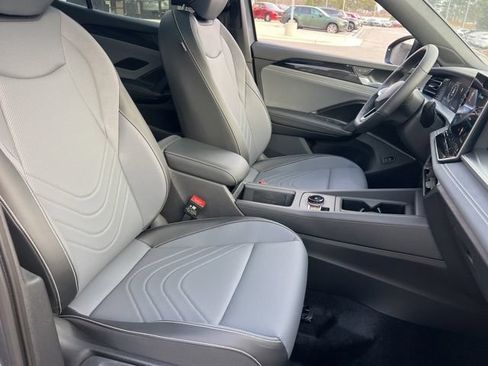 New 2026 Volkswagen Tiguan SE R-Line FWD image 28
