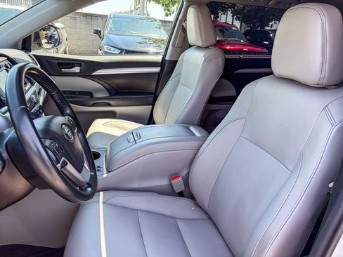 Used 2017 Toyota Highlander XLE AWD/4WD image 17