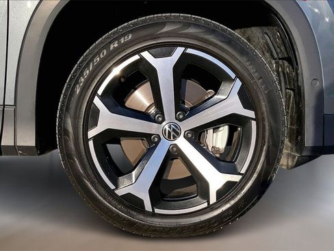 Certified 2025 Volkswagen Tiguan SE image 9