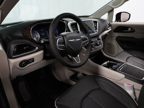New 2023 Chrysler Pacifica Limited w/ Uconnect Theater Family Group image 16