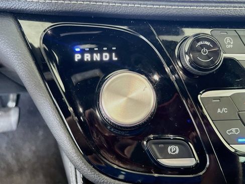Used 2026 Chrysler Pacifica Limited FWD image 17