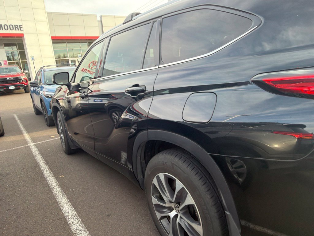 Used 2022 Toyota Highlander XLE AWD/4WD image 7