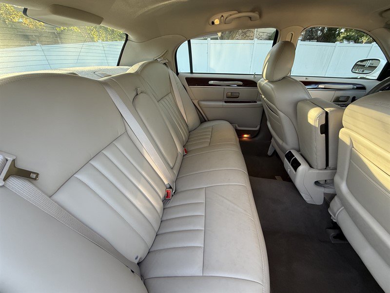 Used 2004 Lincoln Town Car Signature RWD image 19