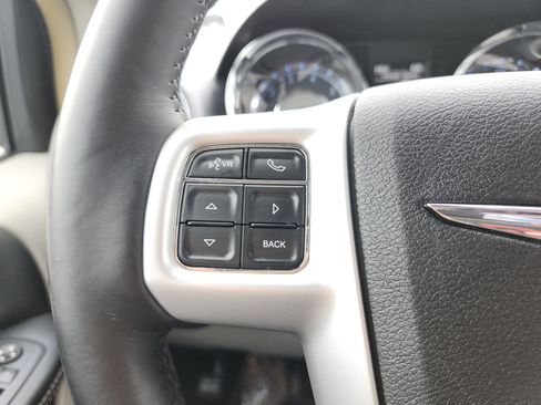 Used 2016 Chrysler Town & Country Touring-L image 37