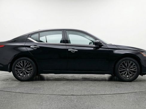 Used 2025 Nissan Altima 2.5 SV image 11