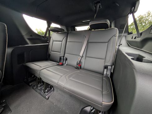 New 2025 Chevrolet Suburban Premier image 30