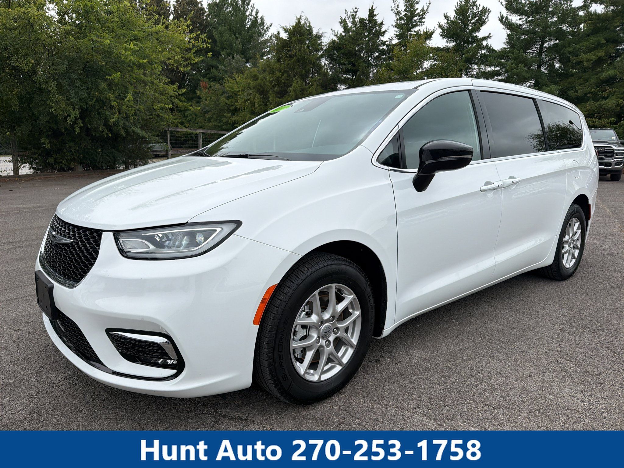 Used 2025 Chrysler Pacifica Select FWD image 1