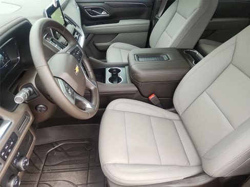 Used 2024 Chevrolet Suburban LT w/ LT Signature Plus Package RWD image 19