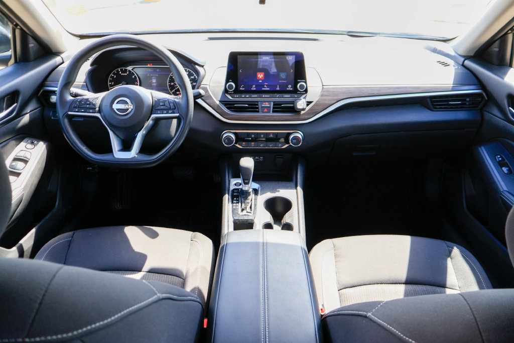 Used 2025 Nissan Altima 2.5 SV FWD image 6