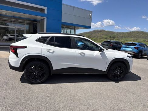 Used 2024 Chevrolet Trax ACTIV w/ Sunroof Package image 3