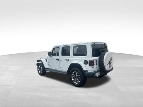 Used 2018 Jeep Wrangler Unlimited Sahara AWD/4WD image 10