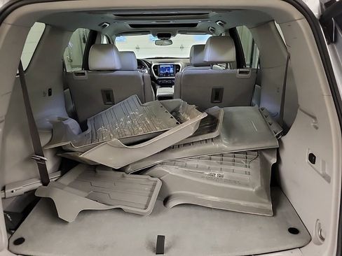 Used 2023 GMC Acadia SLT w/ Preferred Package image 11