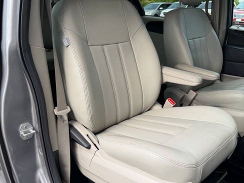 Used 2016 Dodge Grand Caravan SXT w/ UConnect Hands-Free Group FWD image 35