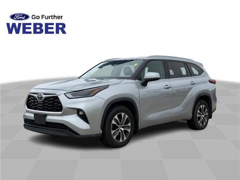 Used 2022 Toyota Highlander XLE AWD/4WD image 1