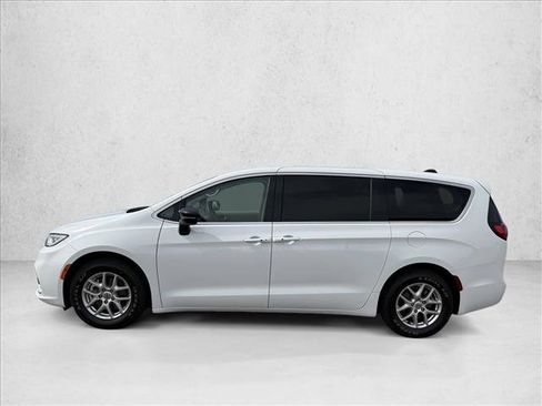 Used 2024 Chrysler Pacifica Touring-L FWD image 9
