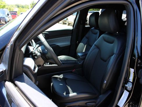 Used 2025 Jeep Compass Latitude AWD/4WD image 10