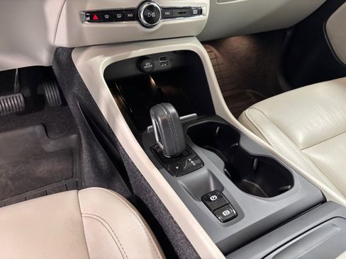 Used 2019 Volvo XC40 T5 Momentum image 14