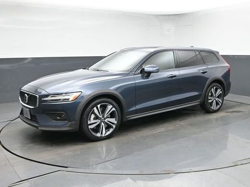 Used 2025 Volvo V60 B5 Cross Country Plus AWD/4WD image 4