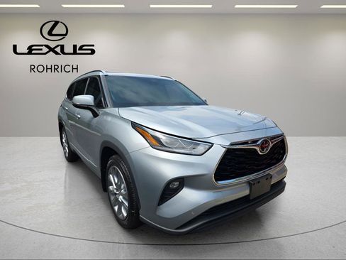 Used 2020 Toyota Highlander Limited image 3