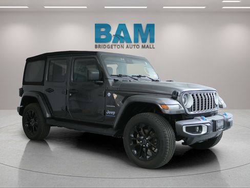 Used 2024 Jeep Wrangler Unlimited Sahara w/ Technology Group AWD/4WD image 1