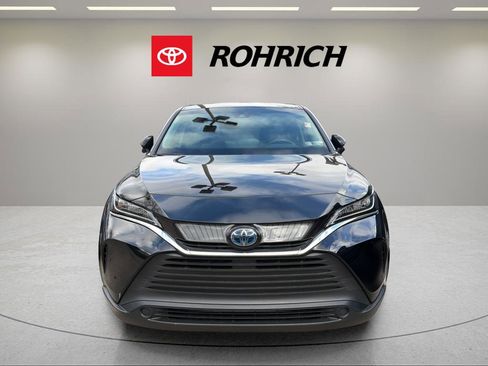 Used 2021 Toyota Venza LE image 2