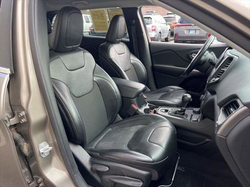 Certified 2019 Jeep Cherokee Latitude Plus w/ Comfort/Convenience Group image 22