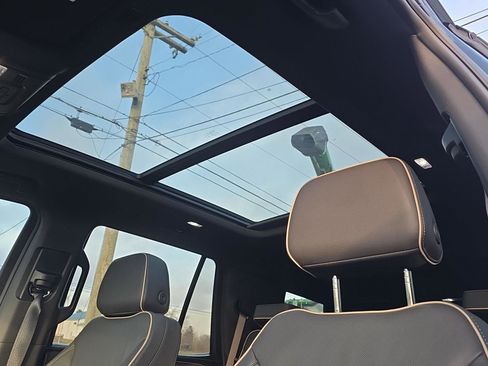 Used 2024 GMC Yukon SLT w/ SLT Luxury Package image 30