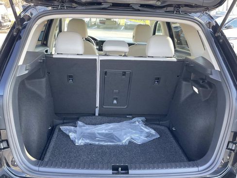 Certified 2025 Volkswagen Taos SE w/ Black Wheel Package image 10