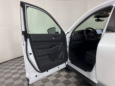 New 2025 Nissan Pathfinder SL image 16