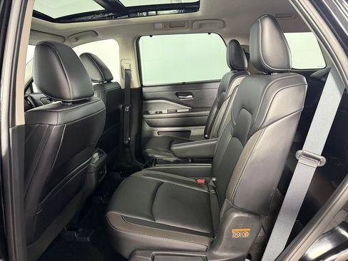 Used 2024 Nissan Pathfinder SL w/ SL Premium Package FWD image 17